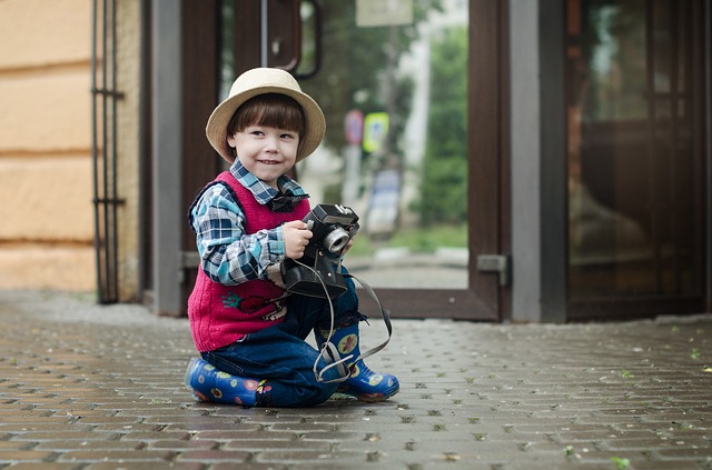 dziecko z aparatem fotograficznym
