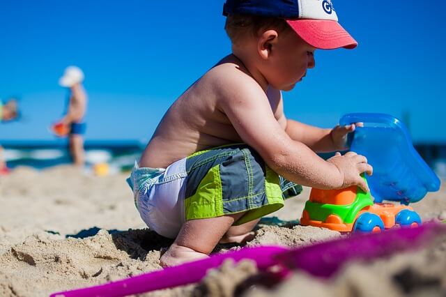 dziecko bawi się samotnie na plaży